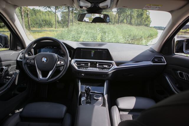 BMW 3-SERIE touring 330e Sport Line