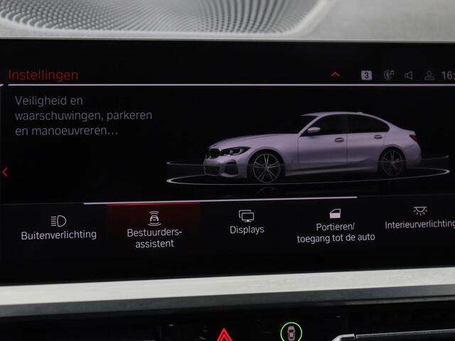 BMW 3-SERIE 320i M Sport | Head-Up | Stoelverwarming | Leder/Alcantara | Carplay | Live Cockpit | Keyless | Sportstoelen | Climate control