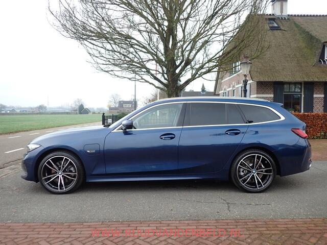 BMW 3-SERIE Touring 320e FACELIFT 19''/WIDESCREEN/CAMERA/CARPLAY/KEYLESS/SFEERVERLICHTING