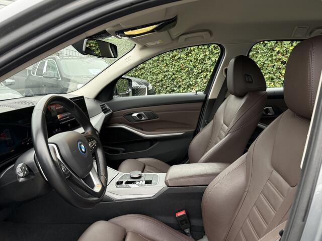BMW 3-SERIE Touring 320e | Leder | Camera | Sportstoel. | PDC voor + achter