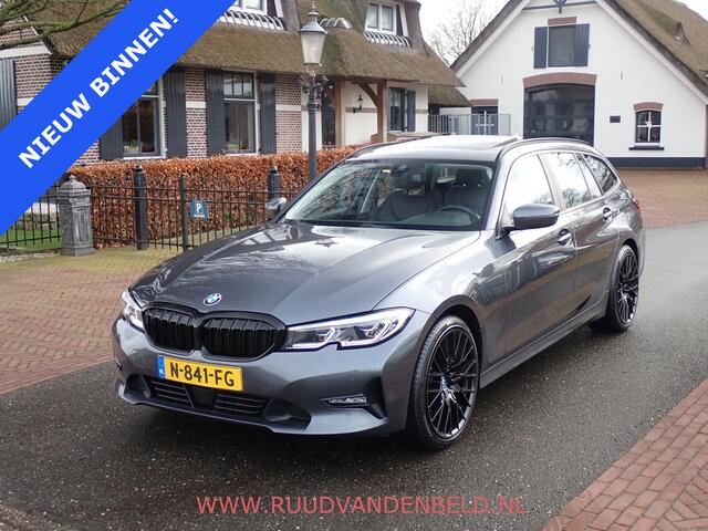 BMW 3-SERIE Touring 318i Business Edition Plus PANO / TREKHAAK / VERWARMD STUURWIEL + 4 STOELEN