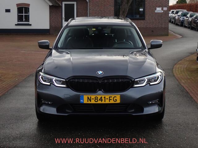 BMW 3-SERIE Touring 318i Business Edition Plus PANO / TREKHAAK / VERWARMD STUURWIEL + 4 STOELEN
