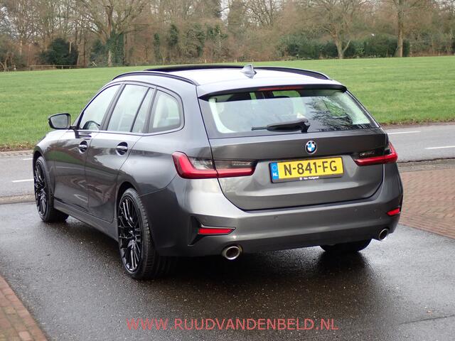 BMW 3-SERIE Touring 318i Business Edition Plus PANO / TREKHAAK / VERWARMD STUURWIEL + 4 STOELEN