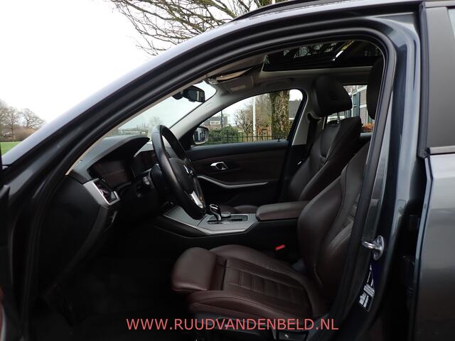 BMW 3-SERIE Touring 318i Business Edition Plus PANO / TREKHAAK / VERWARMD STUURWIEL + 4 STOELEN