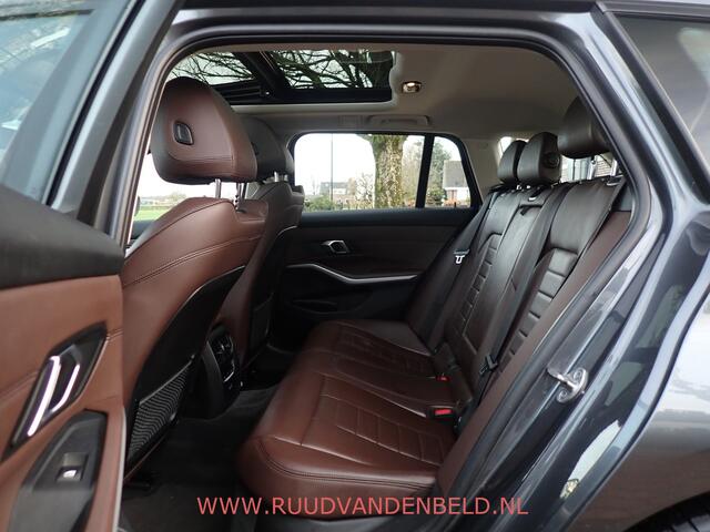 BMW 3-SERIE Touring 318i Business Edition Plus PANO / TREKHAAK / VERWARMD STUURWIEL + 4 STOELEN