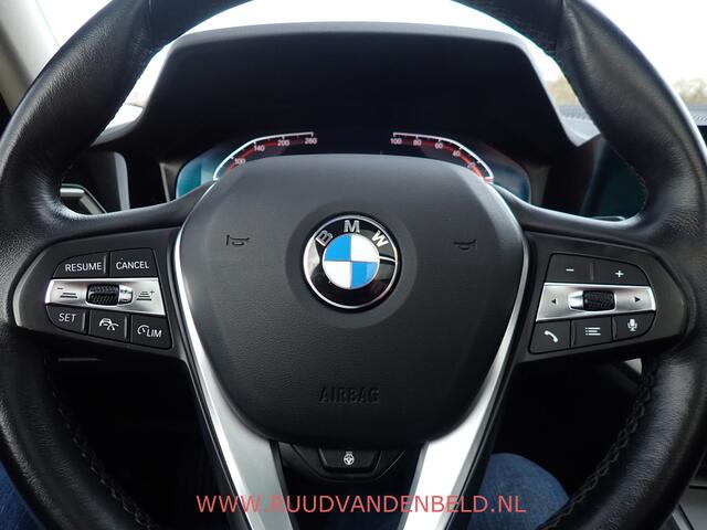BMW 3-SERIE Touring 318i Business Edition Plus PANO / TREKHAAK / VERWARMD STUURWIEL + 4 STOELEN