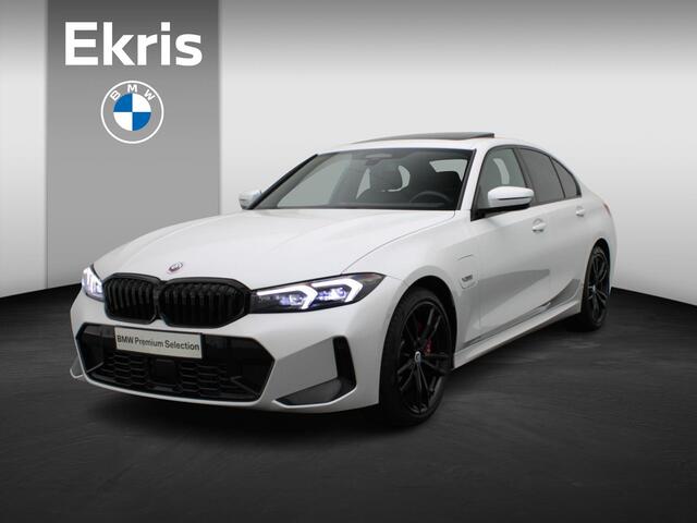 BMW 3-SERIE Sedan 330e M Sportpakket Pro | Travel Pack | Comfort Pack | Comfort Access | Schuifdak | Elektrisch Verstelbare Sportstoelen | Driving Assistant Professional | Parking Assistant Plus | Harman Kardon | 19''