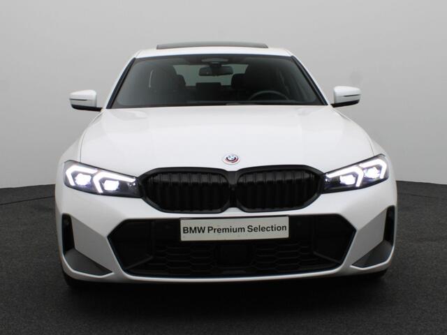 BMW 3-SERIE Sedan 330e M Sportpakket Pro | Travel Pack | Comfort Pack | Comfort Access | Schuifdak | Elektrisch Verstelbare Sportstoelen | Driving Assistant Professional | Parking Assistant Plus | Harman Kardon | 19''