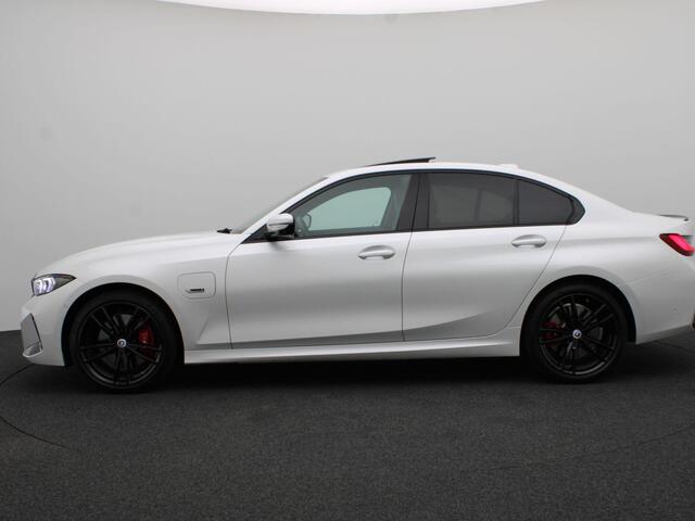 BMW 3-SERIE Sedan 330e M Sportpakket Pro | Travel Pack | Comfort Pack | Comfort Access | Schuifdak | Elektrisch Verstelbare Sportstoelen | Driving Assistant Professional | Parking Assistant Plus | Harman Kardon | 19''