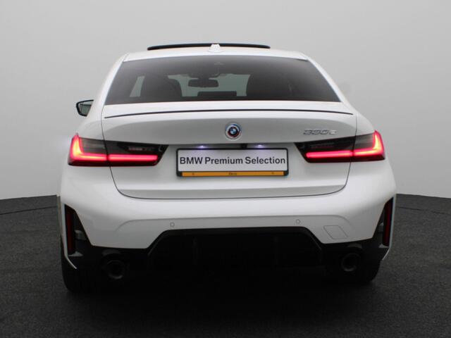 BMW 3-SERIE Sedan 330e M Sportpakket Pro | Travel Pack | Comfort Pack | Comfort Access | Schuifdak | Elektrisch Verstelbare Sportstoelen | Driving Assistant Professional | Parking Assistant Plus | Harman Kardon | 19''
