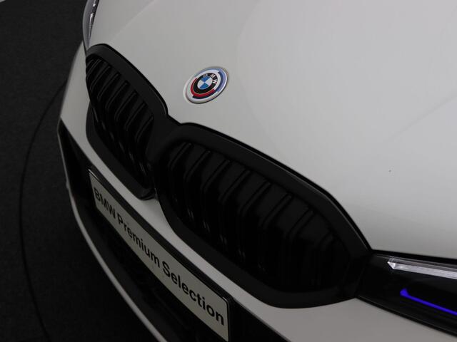 BMW 3-SERIE Sedan 330e M Sportpakket Pro | Travel Pack | Comfort Pack | Comfort Access | Schuifdak | Elektrisch Verstelbare Sportstoelen | Driving Assistant Professional | Parking Assistant Plus | Harman Kardon | 19''