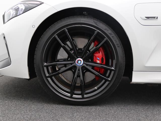 BMW 3-SERIE Sedan 330e M Sportpakket Pro | Travel Pack | Comfort Pack | Comfort Access | Schuifdak | Elektrisch Verstelbare Sportstoelen | Driving Assistant Professional | Parking Assistant Plus | Harman Kardon | 19''