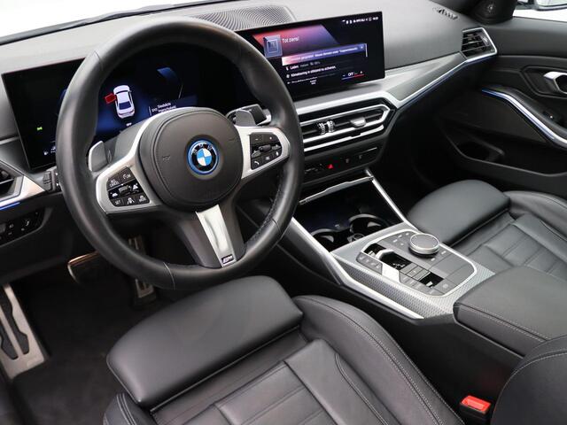 BMW 3-SERIE Sedan 330e M Sportpakket Pro | Travel Pack | Comfort Pack | Comfort Access | Schuifdak | Elektrisch Verstelbare Sportstoelen | Driving Assistant Professional | Parking Assistant Plus | Harman Kardon | 19''