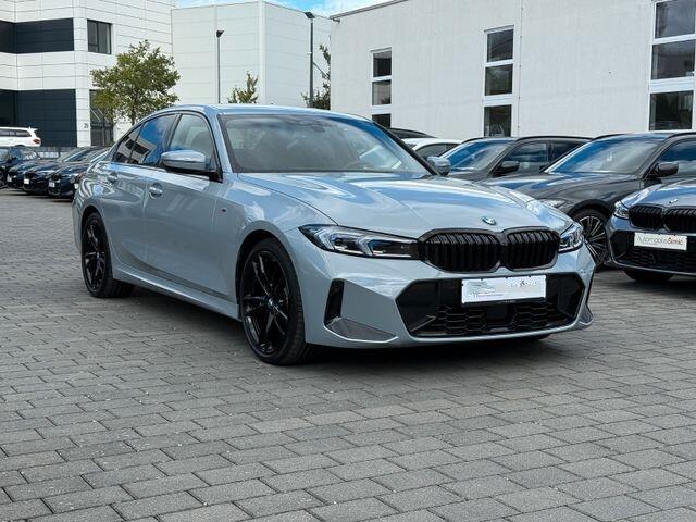 BMW 3-SERIE 320d xDrive M-SPORT ** ADAPT. LED, NAVI+, MEMORY, HuD, ACC, 19-inch LMV, BROOKLYN GRAU ** 1e EIG - UNFALLFREI - BMW GAR ** ** INFORMEER OOK NAAR ONZE AANTREKKELIJKE FINANCIAL-LEASE TARIEVEN **