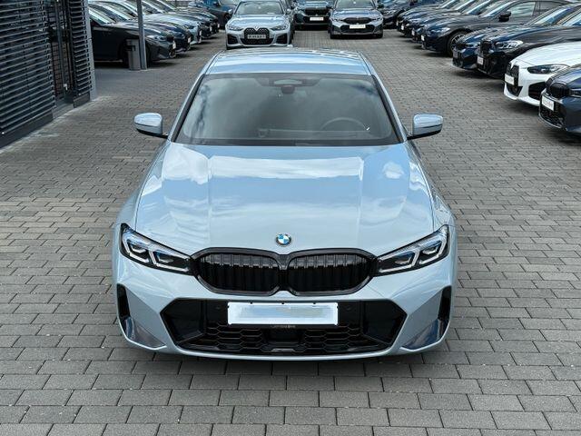 BMW 3-SERIE 320d xDrive M-SPORT ** ADAPT. LED, NAVI+, MEMORY, HuD, ACC, 19-inch LMV, BROOKLYN GRAU ** 1e EIG - UNFALLFREI - BMW GAR ** ** INFORMEER OOK NAAR ONZE AANTREKKELIJKE FINANCIAL-LEASE TARIEVEN **