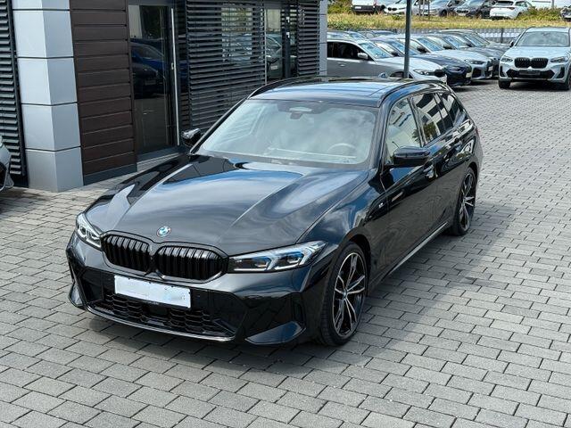 BMW 3-SERIE Touring 320d xDrive M-SPORT ** LED, NAVI+, LEDER, PANORAMA, H&K, HuD, TREKH, 19-inch LMV ** 1e EIG - UNFALLFREI ** ** INFORMEER OOK NAAR ONZE AANTREKKELIJKE FINANCIAL-LEASE TARIEVEN **