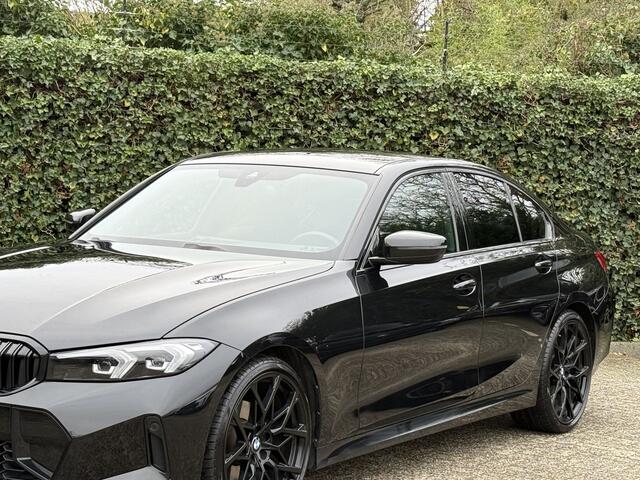 BMW 3-SERIE Sedan 320i | M-Sport | 20'' M-Performance | Sportstoel. | PDC v+a | Getint Glas