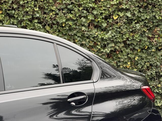 BMW 3-SERIE Sedan 320i | M-Sport | 20'' M-Performance | Sportstoel. | PDC v+a | Getint Glas