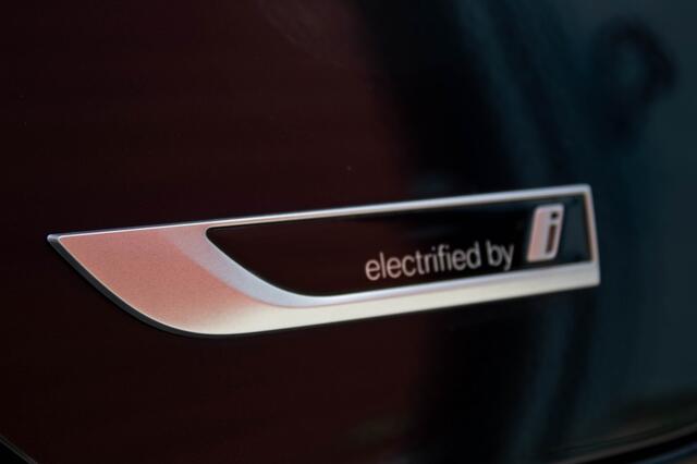 BMW 3-SERIE 320e Sportline | PANO | Laser LED | Trekhaak | Innovation Pakket