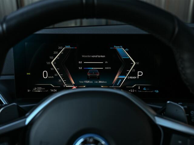 BMW 3-SERIE Touring 330e xDrive · M sport · Accu 19,5kWh · Trekhaak · Panoramadak · Active Cruise · Panoramadak · Camera · Ambiance interieur · Full styling kit