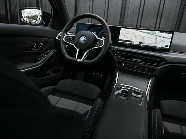 BMW 3-SERIE Touring 330e xDrive · M sport · Accu 19,5kWh · Trekhaak · Panoramadak · Active Cruise · Panorama dak · Camera · Ambiance interieur ·