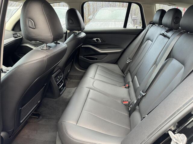 BMW 3-SERIE Touring 318i Executive Edition Leder Gr. Navi CarPlay