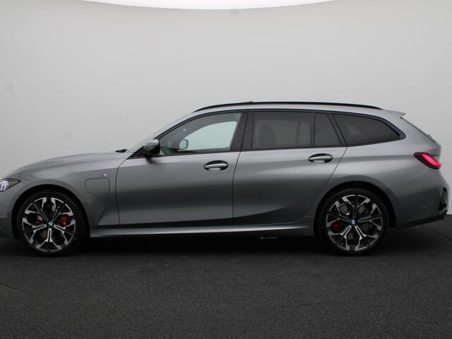 BMW 3-SERIE Touring 330e M Sportpakket Pro | Innovation Pack | Comfort Pack | Trekhaak | Panoramadak | Elektrisch Verstelbare Stoelen | Driving Assistant Professional | Harman Kardon | 19''