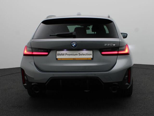 BMW 3-SERIE Touring 330e M Sportpakket Pro | Innovation Pack | Comfort Pack | Trekhaak | Panoramadak | Elektrisch Verstelbare Stoelen | Driving Assistant Professional | Harman Kardon | 19''