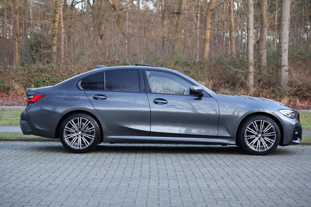 BMW 3-SERIE 320i xDrive Executive Edition 2e eigenaar | M-Pakket | Schuif-/kanteldak | Standkachel | Hifi | Camera | Adap Cruise | Elektr. Trekhaak | Stuur verwarmd | Stoelverwarming | Alarm kl.3 | Etc.