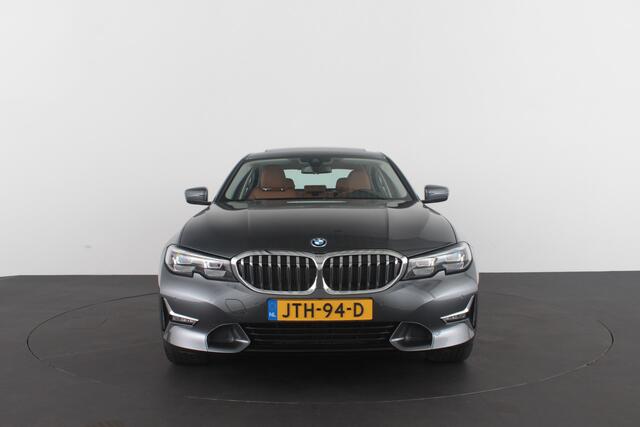 BMW 3-SERIE 330e High Executive 292pk/Cognac Leer/Memory/Schuifdak/Luxury Line/ kleur MINERALGRAU/Achteruitrijcamera
