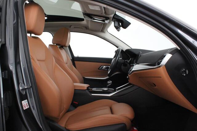 BMW 3-SERIE 330e High Executive 292pk/Cognac Leer/Memory/Schuifdak/Luxury Line/ kleur MINERALGRAU/Achteruitrijcamera