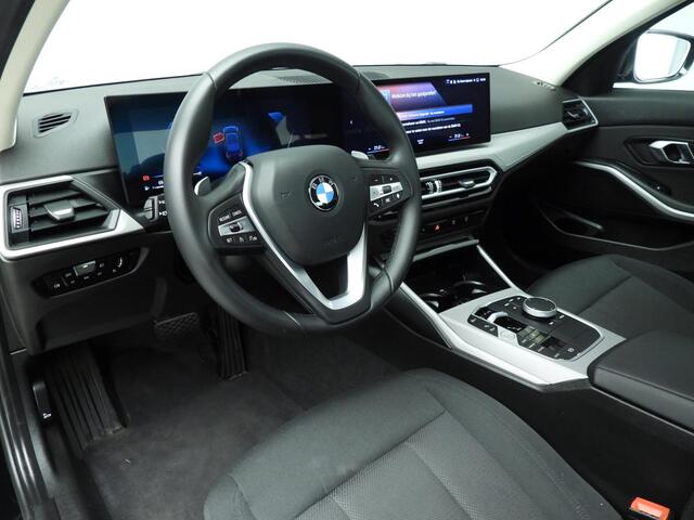BMW 3-SERIE Sedan 318i | LED | Navigatie | Clima | PDC | Cruise controle | DAB | Alu 17 inch