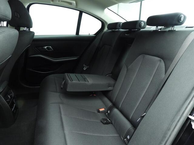 BMW 3-SERIE Sedan 318i | LED | Navigatie | Clima | PDC | Cruise controle | DAB | Alu 17 inch