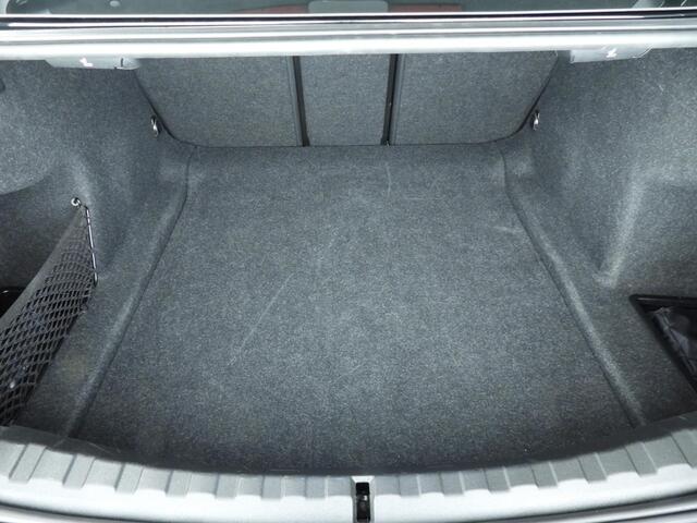 BMW 3-SERIE Sedan 318i | LED | Navigatie | Clima | PDC | Cruise controle | DAB | Alu 17 inch