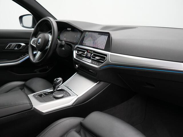 BMW 3-SERIE Touring 330e M Sport Plug In Hybrid 293pk Dealer O.H. PHEV | Trekhaak Af Fabriek | Panodak | Head Up | Adaptive Cruise | 360 Camera | Laser LED | Lederen Sportstoelen Memory & Verwarmd | Apple Carplay | Sfeerverlichting | 19"L.M |