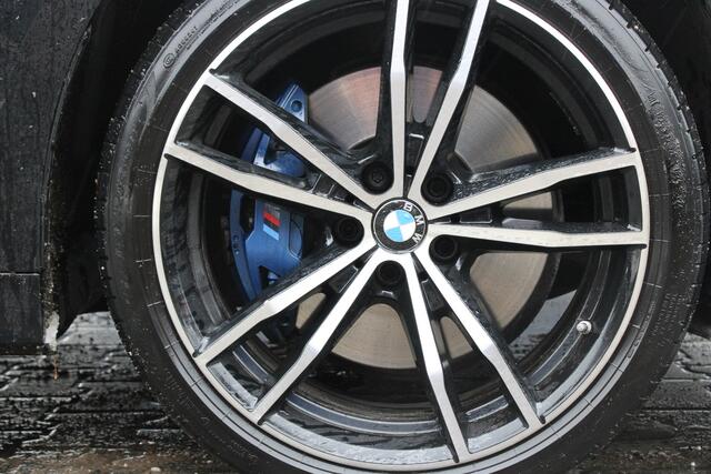 BMW 3-SERIE 320e M Sport Business Edition Plus - Schuif kanteldak - Laserlight - 19 inch - Head Up Goed onderhouden Origineel Nederlands