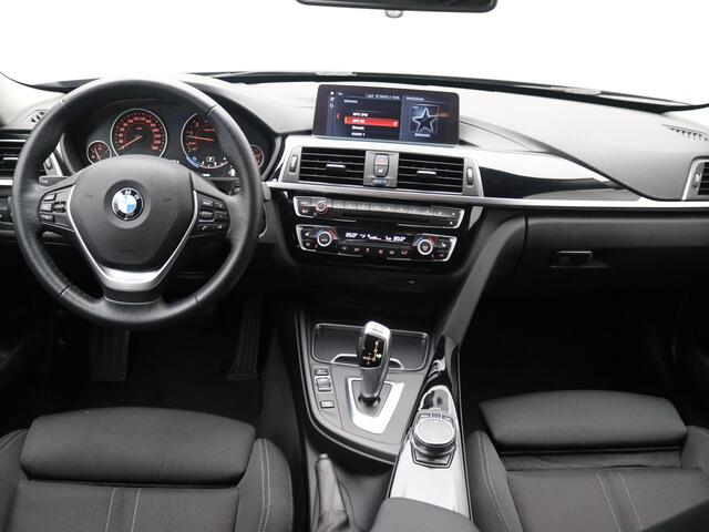 BMW 3-SERIE Touring 330i xDrive High Executive 8AT AUTOMAAT / 252PK / AWD / Navigatie / Parkeersensoren Voor & Achter / Elektrische achterklep / Stoelverwarming voor / LMV / Historie aanwezig / 1ste Eigenaar 5 jaar in NL / 1800KG Trekgewicht / BMW Led lampen /