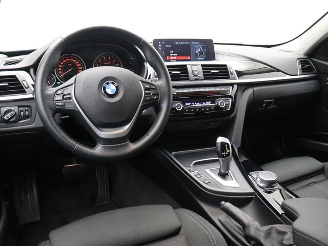 BMW 3-SERIE Touring 330i xDrive High Executive 8AT AUTOMAAT / 252PK / AWD / Navigatie / Parkeersensoren Voor & Achter / Elektrische achterklep / Stoelverwarming voor / LMV / Historie aanwezig / 1ste Eigenaar 5 jaar in NL / 1800KG Trekgewicht / BMW Led lampen /