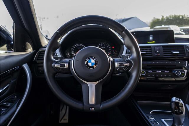 BMW 3-SERIE Touring 318i M Sport | Pano | LED | NL Auto