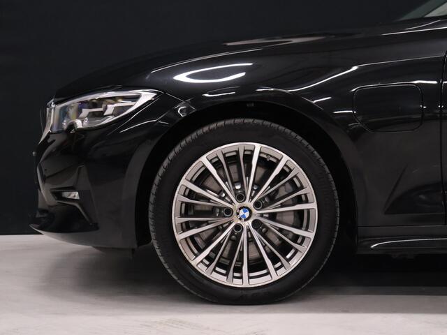 BMW 3-SERIE Touring 330e eDrive High Executive [CAMERA, MEMORY SEATS, HARMAN KARDON, APPLE CARPLAY, ANDROID AUTO, ADAPTIVE CRUISE, VOL LEDER, SPORTSTOELEN, NIEUWSTAAT]