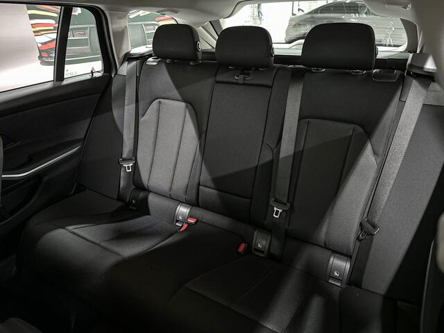 BMW 3-SERIE Touring 330e | Curved Display | Parking Assistant | Stoel Verwarming