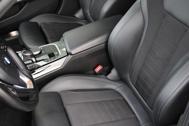 BMW 3-SERIE Touring 318i Executive Sport Line Automaat / Trekhaak / Sportstoelen / Comfort Access / Live Cockpit Professional / Stoelverwarming