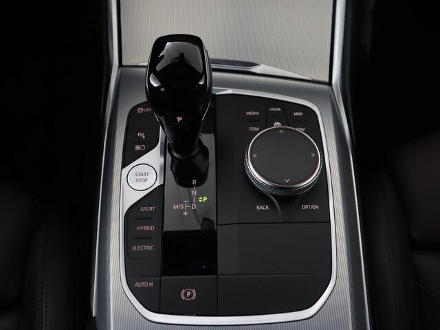 BMW 3-SERIE 320e M Sport | Leder | Adaptive cruise | Stoelverwarming | Camera | Keyless | Carplay | Sportstoelen | Live Cockpit | Navigatie | Full LED | PHEV | Plug In
