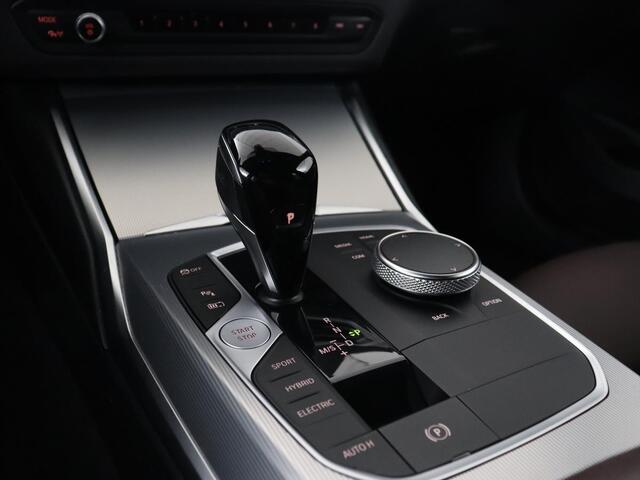 BMW 3-SERIE 320e M Sport | Leder | Adaptive cruise | Stoelverwarming | Camera | Keyless | Carplay | Sportstoelen | Live Cockpit | Navigatie | Full LED | PHEV | Plug In