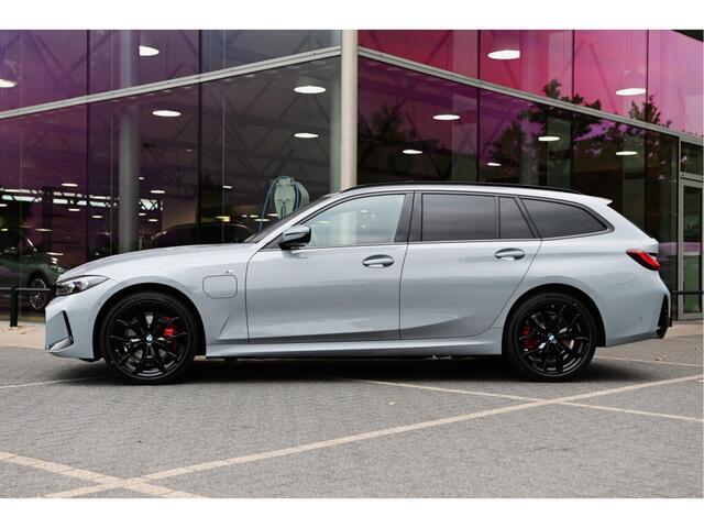 BMW 3-SERIE Touring 330e High Executive M Sport Automaat / Panoramadak / Trekhaak / Sportstoelen / Comfort Access / Adaptieve LED / Parking Assistant Plus / Stoelverwarming