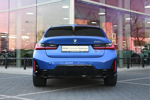 BMW 3-SERIE 330i xDrive M Sport Automaat / Schuif-kanteldak / Trekhaak / Achteruitrijcamera / Sportstoelen / Comfort Access / Adaptieve LED / Stoelverwarming