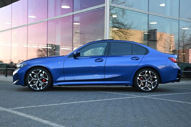 BMW 3-SERIE 330i xDrive M Sport Automaat / Schuif-kanteldak / Trekhaak / Achteruitrijcamera / Sportstoelen / Comfort Access / Adaptieve LED / Stoelverwarming