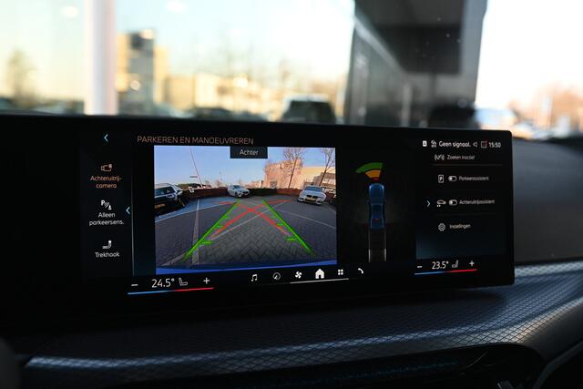 BMW 3-SERIE 330i xDrive M Sport Automaat / Schuif-kanteldak / Trekhaak / Achteruitrijcamera / Sportstoelen / Comfort Access / Adaptieve LED / Stoelverwarming