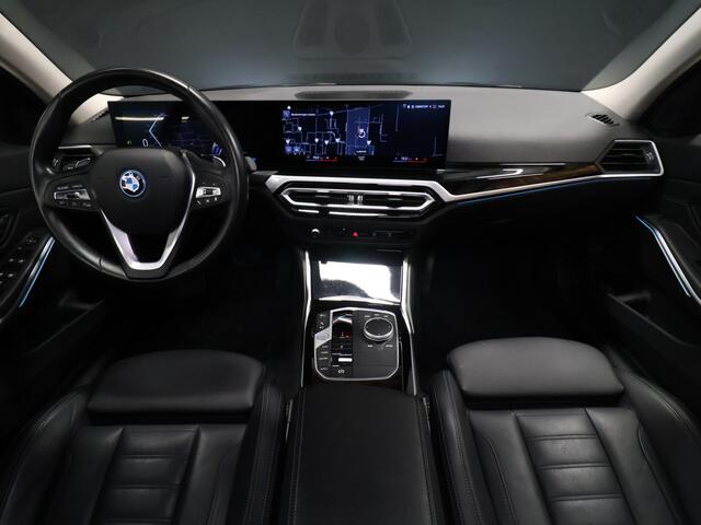 BMW 3-SERIE Touring 320e Sport NW TYPE [TREKHAAK INKLAPBAAR, MEMORY SEATS, APPLE CARPLAY, ANDROID, LEDVERLICHTING, CAMERA, STOELVERWARMING, VOL LEDER, CRUISE, CLIMATE, NIEUWSTAAT]