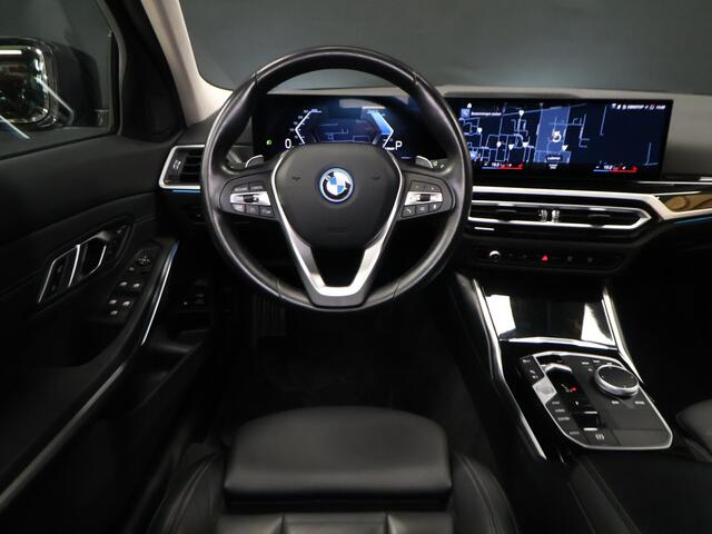 BMW 3-SERIE Touring 320e Sport NW TYPE [TREKHAAK INKLAPBAAR, MEMORY SEATS, APPLE CARPLAY, ANDROID, LEDVERLICHTING, CAMERA, STOELVERWARMING, VOL LEDER, CRUISE, CLIMATE, NIEUWSTAAT]